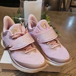 Under Armour Curry Fox Rose Sneakers Size 7 NWT